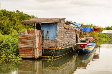 Lake Tonle Sap, Combodia - 28 Eylül 2014: Güneydoğu Asya'nın en büyük tatlı su gölü olan Tonle Sap Gölü'ndeki Chong Knies Köyü'nde gerçek hayat, 1997'den beri Unesco biyosferi