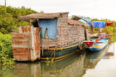 Lake Tonle Sap, Combodia - 28 Eylül 2014: Güneydoğu Asya'nın en büyük tatlı su gölü olan Tonle Sap Gölü'ndeki Chong Knies Köyü'nde gerçek hayat, 1997'den beri Unesco biyosferi