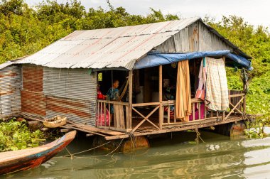 Lake Tonle Sap, Combodia - 28 Eylül 2014: Güneydoğu Asya'nın en büyük tatlı su gölü olan Tonle Sap Gölü'ndeki Chong Knies Köyü'nde gerçek hayat, 1997'den beri Unesco biyosferi