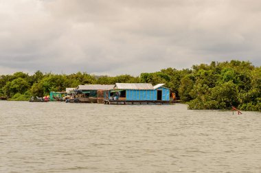 Lake Tonle Sap, Combodia - 28 Eylül 2014: Tonle Sap Gölü'ndeki Chong Knies Köyü'nün doğası ve evleri, Güneydoğu Asya'nın en büyük tatlı su gölü, 1997'den beri Unesco biyosferi