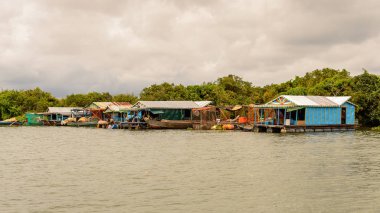 Lake Tonle Sap, Combodia - 28 Eylül 2014: Tonle Sap Gölü'ndeki Chong Knies Köyü'nün doğası ve evleri, Güneydoğu Asya'nın en büyük tatlı su gölü, 1997'den beri Unesco biyosferi