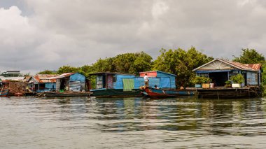 Lake Tonle Sap, Combodia - 28 Eylül 2014: Tonle Sap Gölü'ndeki Chong Knies Köyü'nün doğası ve evleri, Güneydoğu Asya'nın en büyük tatlı su gölü, 1997'den beri Unesco biyosferi