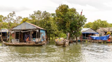 Lake Tonle Sap, Combodia - 28 Eylül 2014: Tonle Sap Gölü'ndeki Chong Knies Köyü'nün doğası ve evleri, Güneydoğu Asya'nın en büyük tatlı su gölü, 1997'den beri Unesco biyosferi