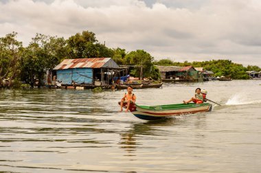 Lake Tonle Sap, Combodia - 28 Eylül 2014: Tonle Sap Gölü'ndeki Chong Knies Köyü'nün doğası ve evleri, Güneydoğu Asya'nın en büyük tatlı su gölü, 1997'den beri Unesco biyosferi