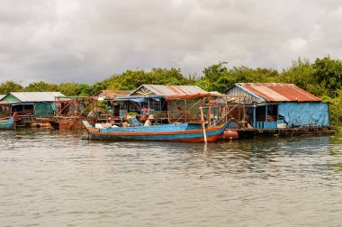 Lake Tonle Sap, Combodia - 28 Eylül 2014: Tonle Sap Gölü'ndeki Chong Knies Köyü'nün doğası ve evleri, Güneydoğu Asya'nın en büyük tatlı su gölü, 1997'den beri Unesco biyosferi