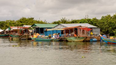 Lake Tonle Sap, Combodia - 28 Eylül 2014: Güneydoğu Asya'nın en büyük tatlı su gölü olan Tonle Sap Gölü'ndeki Chong Knies Köyü'nün tekneleri ve evleri, 1997'den beri Unesco biyosferi