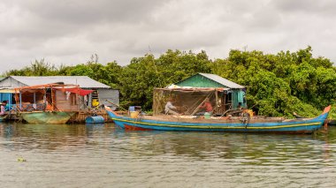 Lake Tonle Sap, Combodia - 28 Eylül 2014: Tonle Sap Gölü'ndeki Chong Knies Köyü'nün doğası ve evleri, Güneydoğu Asya'nın en büyük tatlı su gölü, 1997'den beri Unesco biyosferi