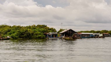 Lake Tonle Sap, Combodia - 28 Eylül 2014: Tonle Sap Gölü'ndeki Chong Knies Köyü'nün doğası ve evleri, Güneydoğu Asya'nın en büyük tatlı su gölü, 1997'den beri Unesco biyosferi