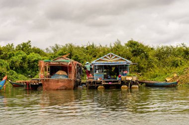 Lake Tonle Sap, Combodia - 28 Eylül 2014: Tonle Sap Gölü'ndeki Chong Knies Köyü'nün doğası ve evleri, Güneydoğu Asya'nın en büyük tatlı su gölü, 1997'den beri Unesco biyosferi