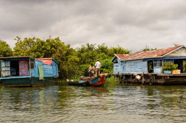 Lake Tonle Sap, Combodia - 28 Eylül 2014: Tonle Sap Gölü'ndeki Chong Knies Köyü'nün doğası ve evleri, Güneydoğu Asya'nın en büyük tatlı su gölü, 1997'den beri Unesco biyosferi