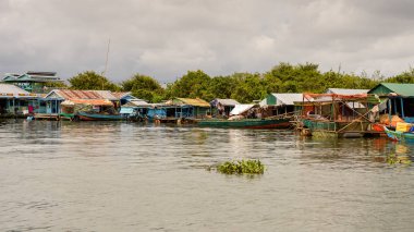 Lake Tonle Sap, Combodia - 28 Eylül 2014: Güneydoğu Asya'nın en büyük tatlı su gölü olan Tonle Sap Gölü'ndeki Chong Knies Köyü'nün tekneleri ve evleri, 1997'den beri Unesco biyosferi