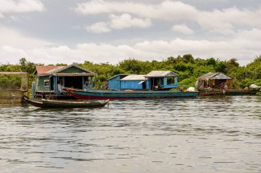 Lake Tonle Sap, Combodia - 28 Eylül 2014: Tonle Sap Gölü'ndeki Chong Knies Köyü'nün doğası ve evleri, Güneydoğu Asya'nın en büyük tatlı su gölü, 1997'den beri Unesco biyosferi