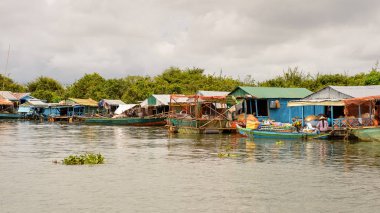 Lake Tonle Sap, Combodia - 28 Eylül 2014: Güneydoğu Asya'nın en büyük tatlı su gölü olan Tonle Sap Gölü'ndeki Chong Knies Köyü'nün tekneleri ve evleri, 1997'den beri Unesco biyosferi