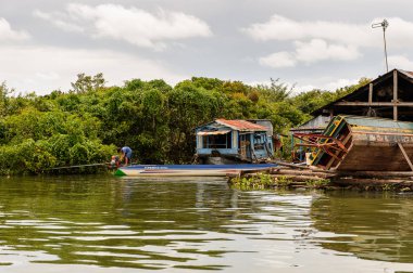 Lake Tonle Sap, Combodia - 28 Eylül 2014: Güneydoğu Asya'nın en büyük tatlı su gölü olan Tonle Sap Gölü'ndeki Chong Knies Köyü'nün tekneleri ve evleri, 1997'den beri Unesco biyosferi