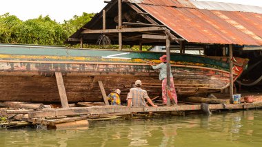 Lake Tonle Sap, Combodia - 28 Eylül 2014: Güneydoğu Asya'nın en büyük tatlı su gölü olan Tonle Sap Gölü'ndeki Chong Knies Köyü'nün tekneleri ve evleri, 1997'den beri Unesco biyosferi