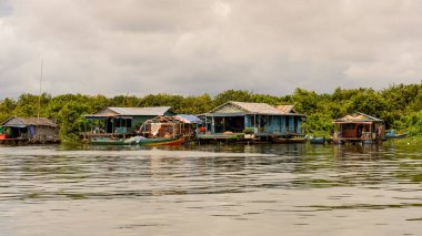 Lake Tonle Sap, Combodia - 28 Eylül 2014: Güneydoğu Asya'nın en büyük tatlı su gölü olan Tonle Sap Gölü'ndeki Chong Knies Köyü'nün tekneleri ve evleri, 1997'den beri Unesco biyosferi