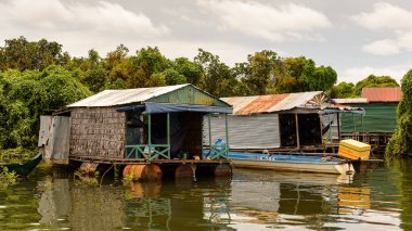 Lake Tonle Sap, Combodia - 28 Eylül 2014: Güneydoğu Asya'nın en büyük tatlı su gölü olan Tonle Sap Gölü'ndeki Chong Knies Köyü'nün tekneleri ve evleri, 1997'den beri Unesco biyosferi