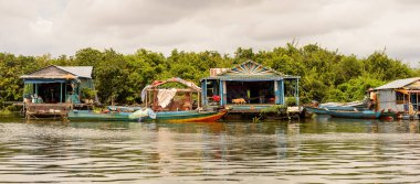 Lake Tonle Sap, Combodia - 28 Eylül 2014: Güneydoğu Asya'nın en büyük tatlı su gölü olan Tonle Sap Gölü'ndeki Chong Knies Köyü'nün tekneleri ve evleri, 1997'den beri Unesco biyosferi