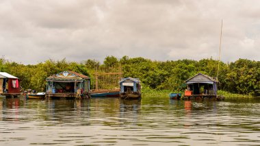 Lake Tonle Sap, Combodia - 28 Eylül 2014: Güneydoğu Asya'nın en büyük tatlı su gölü olan Tonle Sap Gölü'ndeki Chong Knies Köyü'nün tekneleri ve evleri, 1997'den beri Unesco biyosferi