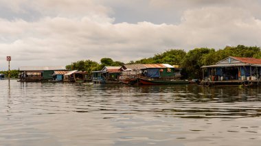 Lake Tonle Sap, Combodia - 28 Eylül 2014: Güneydoğu Asya'nın en büyük tatlı su gölü olan Tonle Sap Gölü'ndeki Chong Knies Köyü'nün tekneleri ve evleri, 1997'den beri Unesco biyosferi