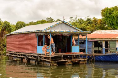 Lake Tonle Sap, Combodia - 28 Eylül 2014: Güneydoğu Asya'nın en büyük tatlı su gölü olan Tonle Sap Gölü'ndeki Chong Knies Köyü'nün tekneleri ve evleri, 1997'den beri Unesco biyosferi