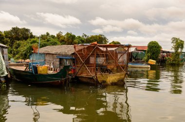 Lake Tonle Sap, Combodia - 28 Eylül 2014: Güneydoğu Asya'nın en büyük tatlı su gölü olan Tonle Sap Gölü'ndeki Chong Knies Köyü'nün tekneleri ve evleri, 1997'den beri Unesco biyosferi