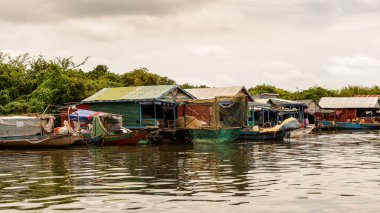 Lake Tonle Sap, Combodia - 28 Eylül 2014: Güneydoğu Asya'nın en büyük tatlı su gölü olan Tonle Sap Gölü'ndeki Chong Knies Köyü'nün tekneleri ve evleri, 1997'den beri Unesco biyosferi
