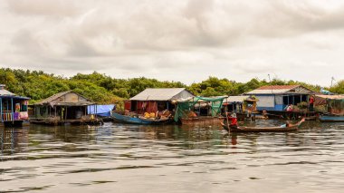 Lake Tonle Sap, Combodia - 28 Eylül 2014: Güneydoğu Asya'nın en büyük tatlı su gölü olan Tonle Sap Gölü'ndeki Chong Knies Köyü'nün tekneleri ve evleri, 1997'den beri Unesco biyosferi
