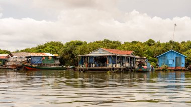 Lake Tonle Sap, Combodia - 28 Eylül 2014: Güneydoğu Asya'nın en büyük tatlı su gölü olan Tonle Sap Gölü'ndeki Chong Knies Köyü'nün tekneleri ve evleri, 1997'den beri Unesco biyosferi