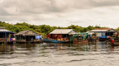 Lake Tonle Sap, Combodia - 28 Eylül 2014: Güneydoğu Asya'nın en büyük tatlı su gölü olan Tonle Sap Gölü'ndeki Chong Knies Köyü'nün tekneleri ve evleri, 1997'den beri Unesco biyosferi