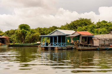 Lake Tonle Sap, Combodia - 28 Eylül 2014: Güneydoğu Asya'nın en büyük tatlı su gölü olan Tonle Sap Gölü'ndeki Chong Knies Köyü'nün tekneleri ve evleri, 1997'den beri Unesco biyosferi