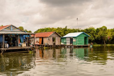 Lake Tonle Sap, Combodia - 28 Eylül 2014: Güneydoğu Asya'nın en büyük tatlı su gölü olan Tonle Sap Gölü'ndeki Chong Knies Köyü'nün tekneleri ve evleri, 1997'den beri Unesco biyosferi