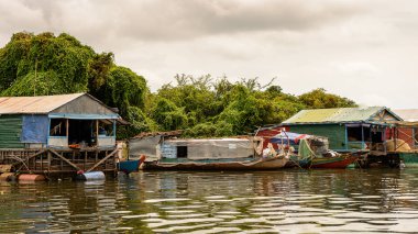 Lake Tonle Sap, Combodia - 28 Eylül 2014: Güneydoğu Asya'nın en büyük tatlı su gölü olan Tonle Sap Gölü'ndeki Chong Knies Köyü'nün tekneleri ve evleri, 1997'den beri Unesco biyosferi