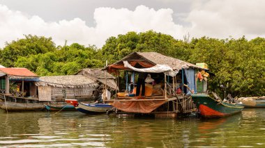 Lake Tonle Sap, Combodia - 28 Eylül 2014: Güneydoğu Asya'nın en büyük tatlı su gölü olan Tonle Sap Gölü'ndeki Chong Knies Köyü'nün tekneleri ve evleri, 1997'den beri Unesco biyosferi