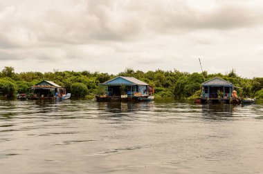 Lake Tonle Sap, Combodia - 28 Eylül 2014: Chong Knies Village, Tonle Sap Gölü, Güneydoğu Asya'nın en büyük tatlı su gölü, 1997 yılından bu yana Unesco biyosferi