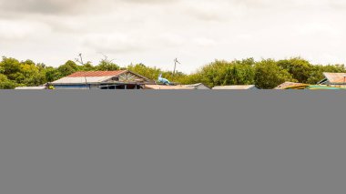 Tonle Sap Gölü, Kamboçya - 28 Eylül 2014: Tonle Sap Gölü'ndeki Chong Knies Köyü'nün tekneleri ve evleri, Güneydoğu Asya'nın en büyük tatlı su gölü.