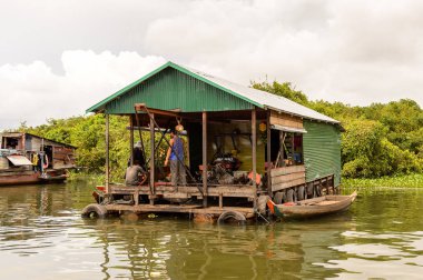 Lake Tonle Sap, Combodia - 28 Eylül 2014: Chong Knies Village, Tonle Sap Gölü, Güneydoğu Asya'nın en büyük tatlı su gölü, 1997 yılından bu yana Unesco biyosferi