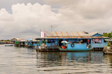 Lake Tonle Sap, Combodia - 28 Eylül 2014: Chong Knies Village, Tonle Sap Gölü, Güneydoğu Asya'nın en büyük tatlı su gölü, 1997 yılından bu yana Unesco biyosferi