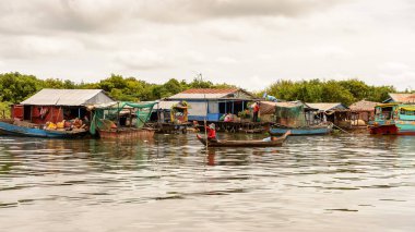 Lake Tonle Sap, Combodia - 28 Eylül 2014: Güneydoğu Asya'nın en büyük tatlı su gölü olan Tonle Sap Gölü'ndeki Chong Knies Köyü'nün tekneleri ve evleri, 1997'den beri Unesco biyosferi