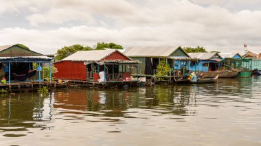 Lake Tonle Sap, Combodia - 28 Eylül 2014: Chong Knies Village, Tonle Sap Gölü, Güneydoğu Asya'nın en büyük tatlı su gölü, 1997 yılından bu yana Unesco biyosferi