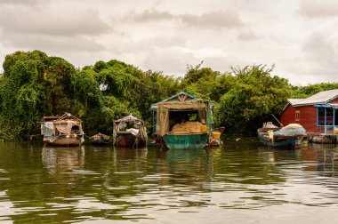 Lake Tonle Sap, Combodia - 28 Eylül 2014: Güneydoğu Asya'nın en büyük tatlı su gölü olan Tonle Sap Gölü'ndeki Chong Knies Köyü'nün tekneleri ve evleri, 1997'den beri Unesco biyosferi