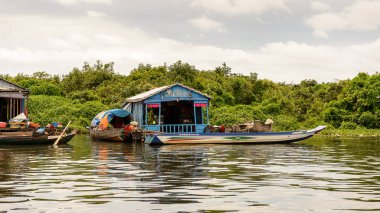 Lake Tonle Sap, Combodia - 28 Eylül 2014: Chong Knies Village, Tonle Sap Gölü, Güneydoğu Asya'nın en büyük tatlı su gölü, 1997 yılından bu yana Unesco biyosferi