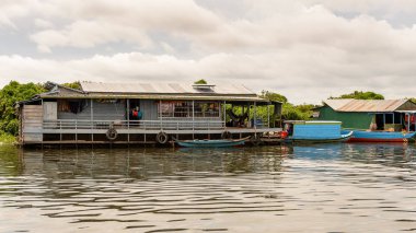 Lake Tonle Sap, Combodia - 28 Eylül 2014: Chong Knies Village, Tonle Sap Gölü, Güneydoğu Asya'nın en büyük tatlı su gölü, 1997 yılından bu yana Unesco biyosferi