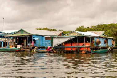 Lake Tonle Sap, Combodia - 28 Eylül 2014: Chong Knies Village, Tonle Sap Gölü, Güneydoğu Asya'nın en büyük tatlı su gölü, 1997 yılından bu yana Unesco biyosferi