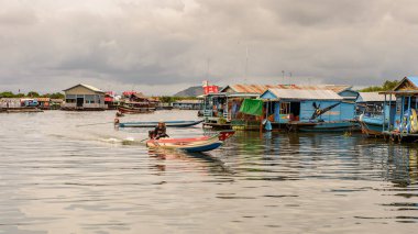 Lake Tonle Sap, Combodia - 28 Eylül 2014: Chong Knies Village, Tonle Sap Gölü, Güneydoğu Asya'nın en büyük tatlı su gölü, 1997 yılından bu yana Unesco biyosferi