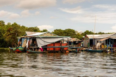 Lake Tonle Sap, Combodia - 28 Eylül 2014: Chong Knies Village, Tonle Sap Gölü, Güneydoğu Asya'nın en büyük tatlı su gölü, 1997 yılından bu yana Unesco biyosferi