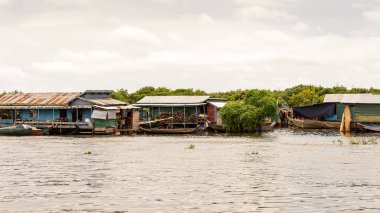 Lake Tonle Sap, Combodia - 28 Eylül 2014: Chong Knies Village, Tonle Sap Gölü, Güneydoğu Asya'nın en büyük tatlı su gölü, 1997 yılından bu yana Unesco biyosferi