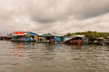 Lake Tonle Sap, Combodia - 28 Eylül 2014: Chong Knies Village, Tonle Sap Gölü, Güneydoğu Asya'nın en büyük tatlı su gölü, 1997 yılından bu yana Unesco biyosferi