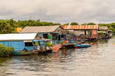 Lake Tonle Sap, Combodia - 28 Eylül 2014: Tonle Sap üzerinde yüzen bir köy Chong Knies görünümü. Tonle Sap Gölü, 1997'den beri Unesco biyosferi olan Güneydoğu Asya'nın en büyük tatlı su gölüdür.