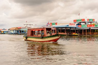 Lake Tonle Sap, Combodia - 28 Eylül 2014: Chong Knies Village, Tonle Sap Gölü, Güneydoğu Asya'nın en büyük tatlı su gölü, 1997 yılından bu yana Unesco biyosferi